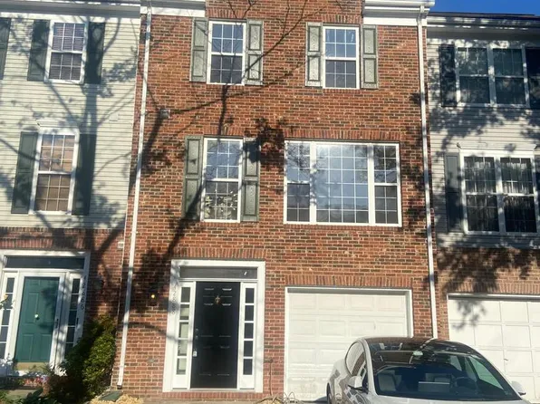 42888 Golf View Dr, Chantilly, VA 20152