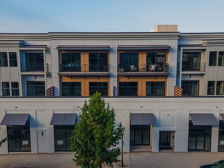 142 Social: Luxury 1 & 2 bedroom apartments with private outdoor space and covered, secured parking. — Photo 15