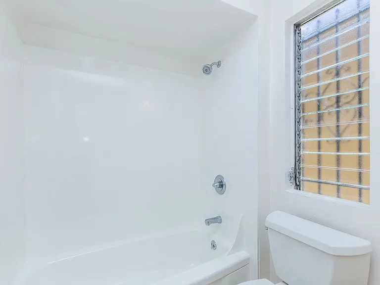888 Vermont — Photo 12