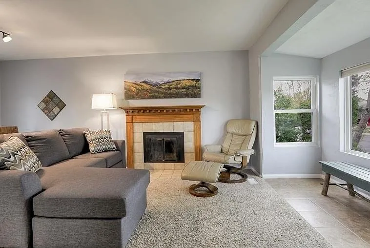 233 W Sycamore Ln — Photo 24