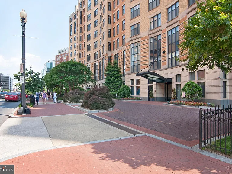 400 Massachusetts Ave NW #820 — Photo 2