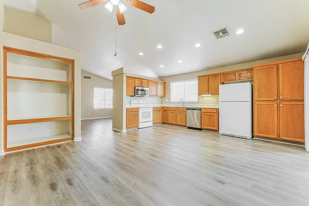 3 bed, 2.0 bath, 1302 sqft, $2,215 — Photo 4