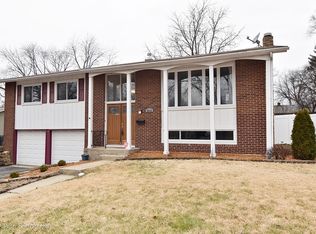 6032 Ridgeway Dr, Woodridge, IL 60517