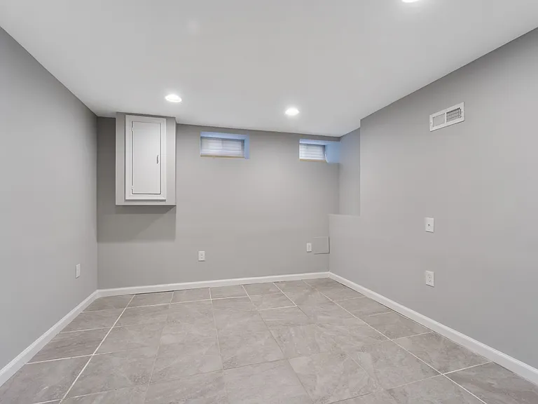 1451 N Dover St — Photo 17