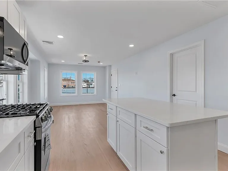 10 Anthony Ave #2 — Photo 4