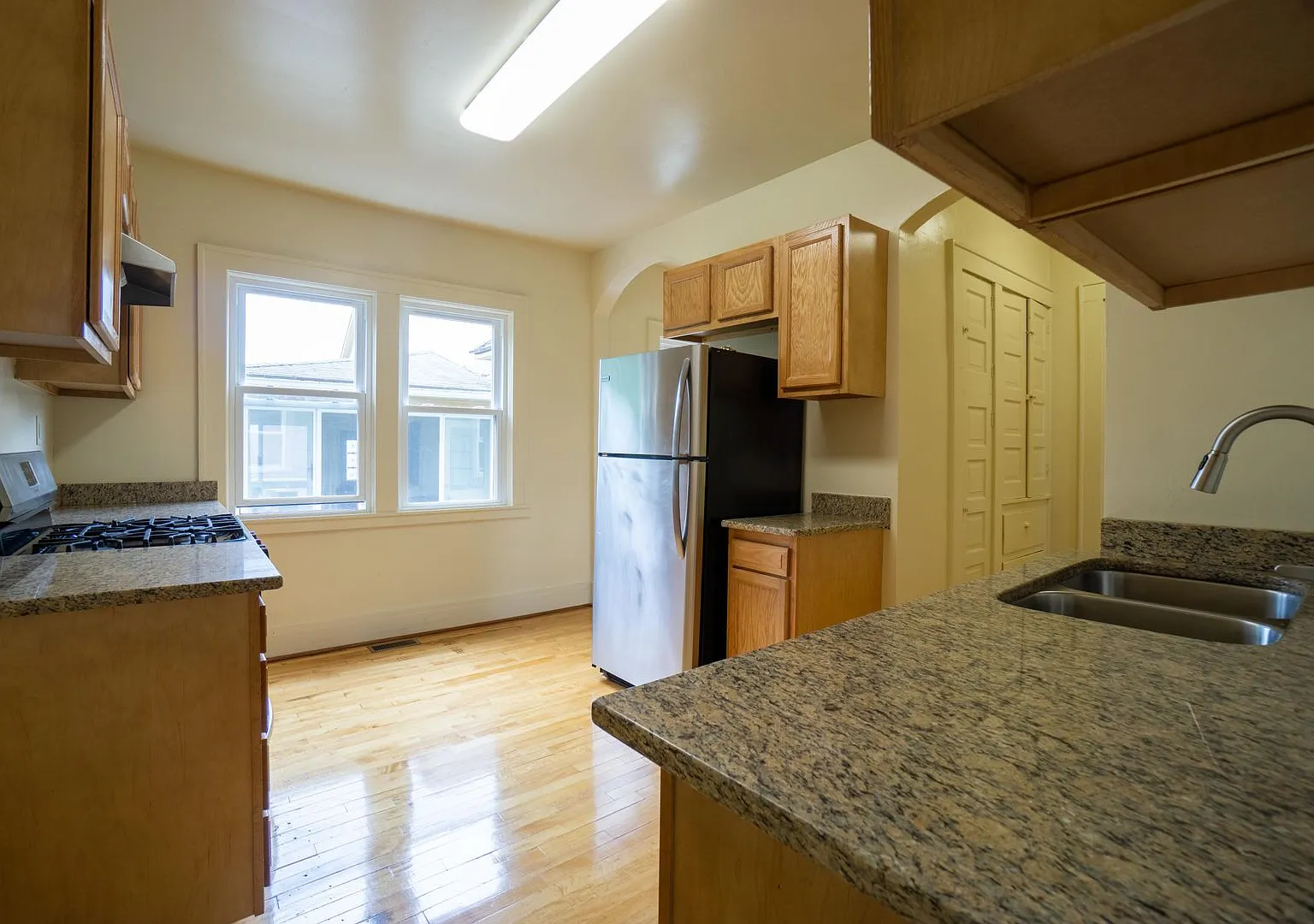 407 Roosevelt Ave - Available 7/1/2027 - Newly Renovated First Floor Flat-Bright, Spacious — Photo 4