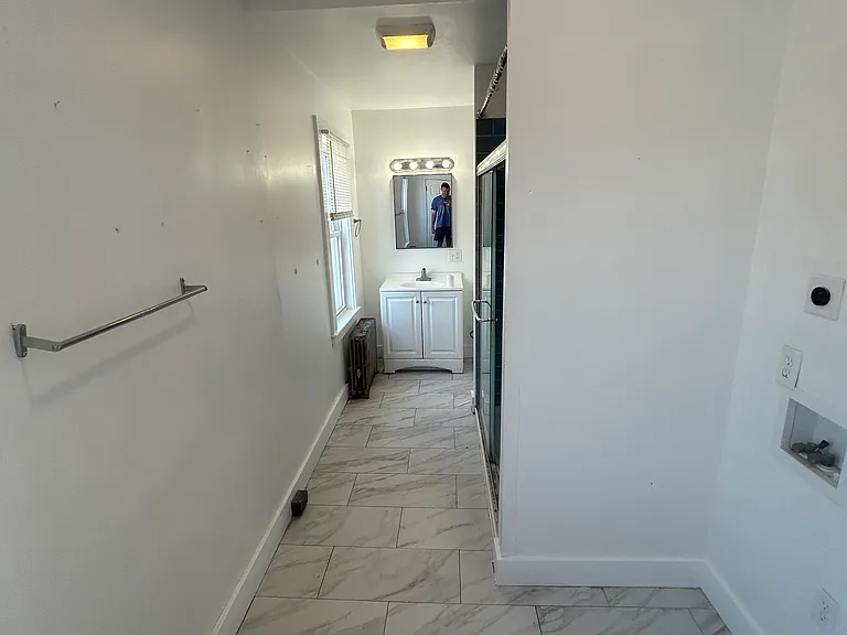 566 Bay St — Photo 7