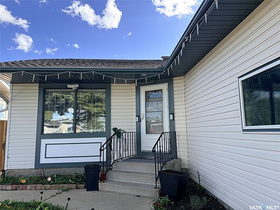 2nd image of 119 Hall Crescent