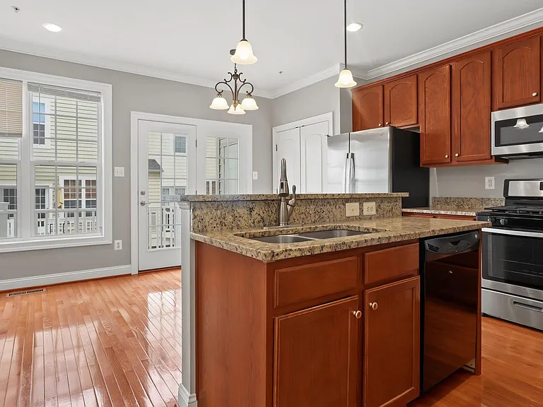 643 Pullman Pl — Photo 6