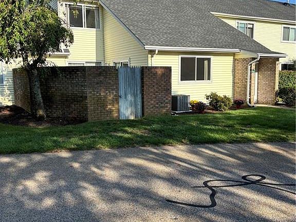 2nd image of 982 Brighton Way