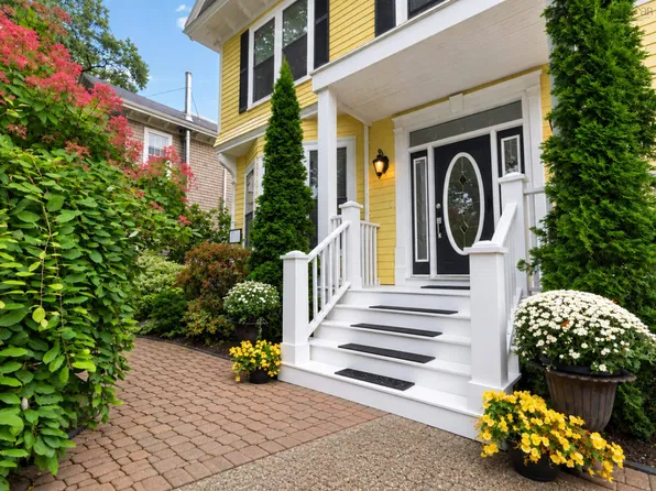 602 Francklyn St, Halifax, NS B3H 3B4