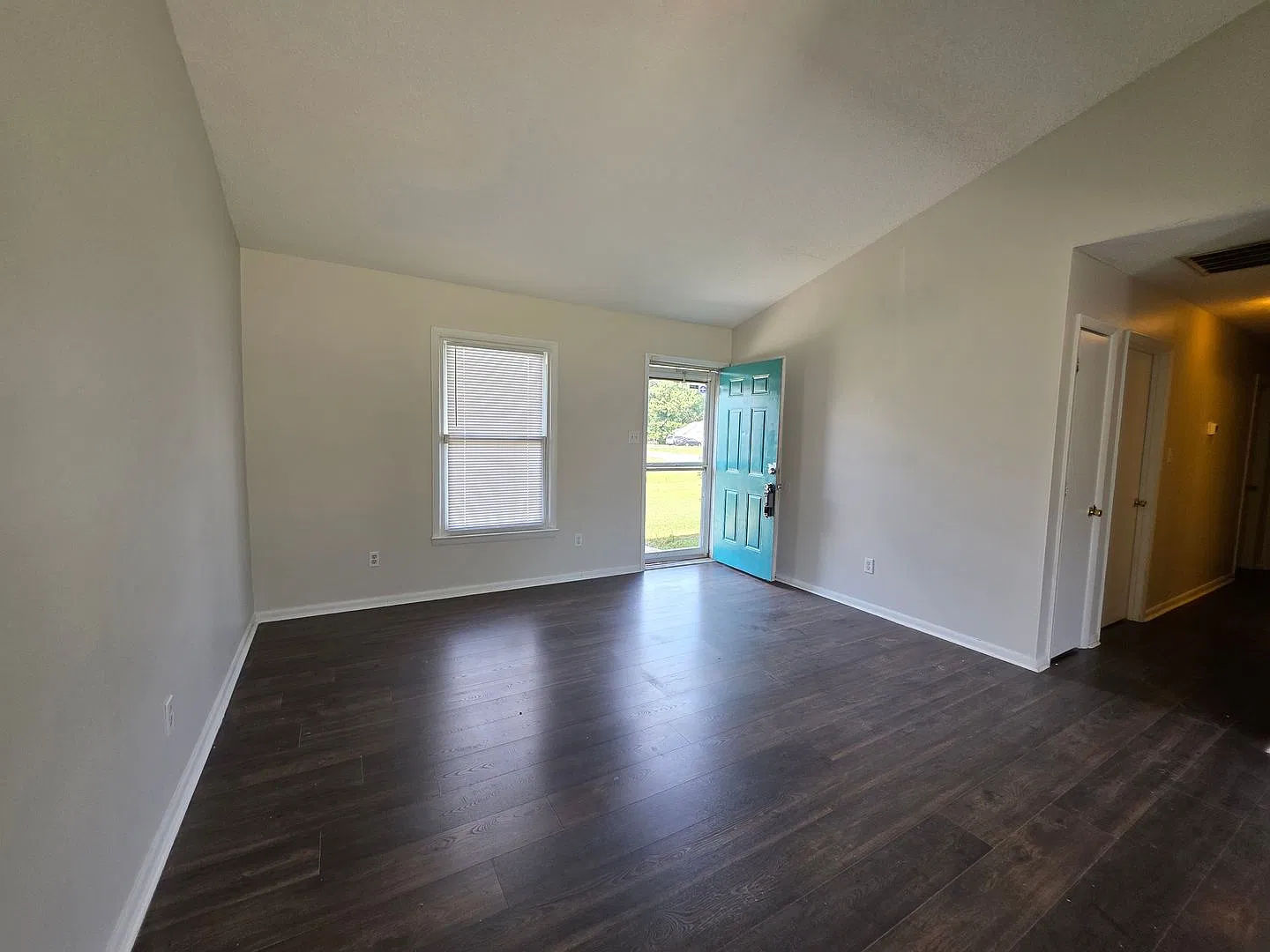 Charming 3-Bedroom Home with Fenced Yard Near Camp Lejeune — Photo 3