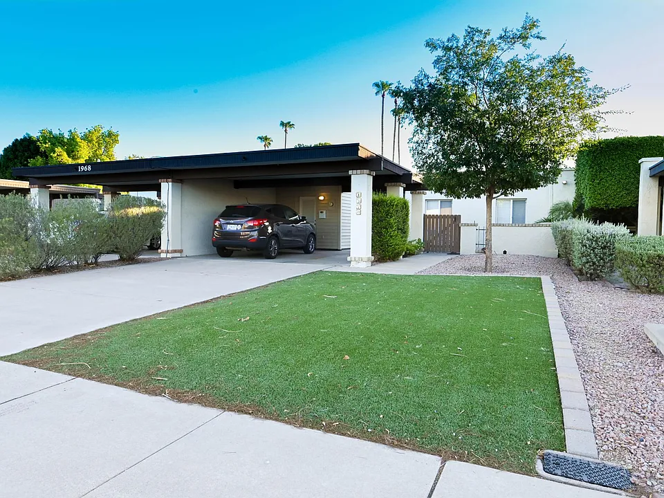 1970 E Oxford Dr