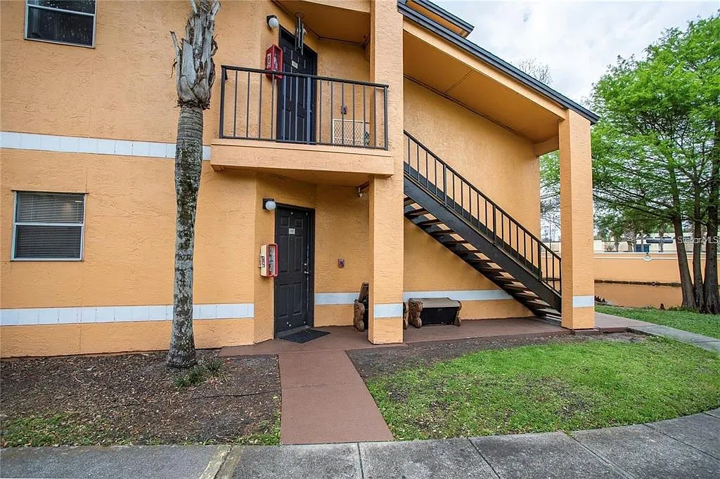 2 bed, 1.0 bath, 934 sqft, $1,600 — Photo 2