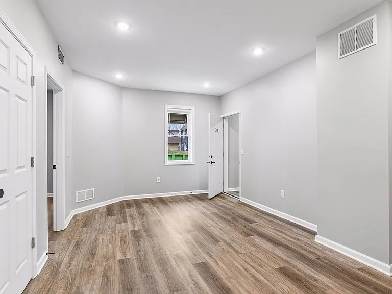 301 17th Ave Ne — Photo 6