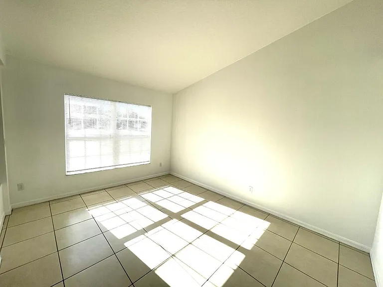 1061 SW Coleman Ave — Photo 2
