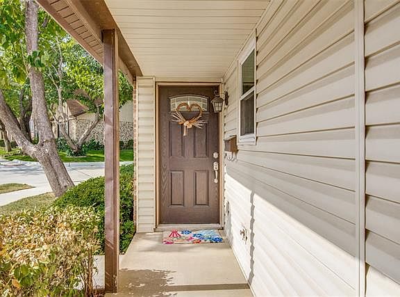 3rd image of 2061 Clubview Dr