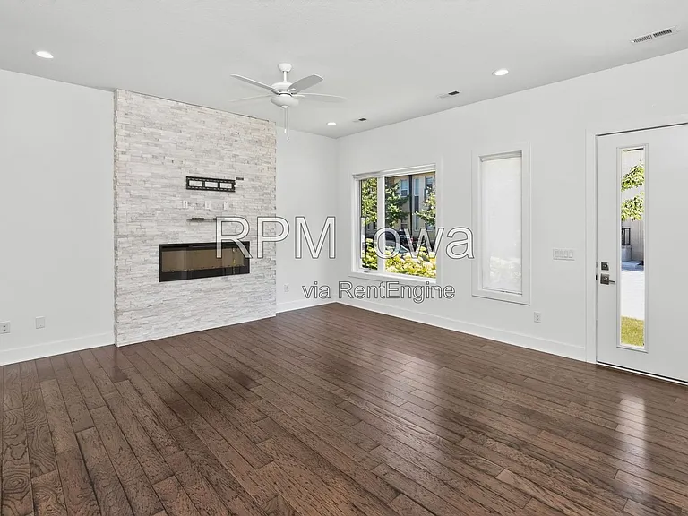 244 E Center St — Photo 4