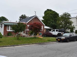 7 2nd St, Westbury, NY 11590