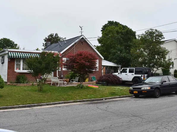 7 2nd St, Westbury, NY 11590