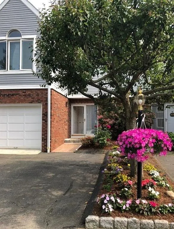 3 bed, 2.5 bath, 2083 sqft, $4,500 — Photo 2