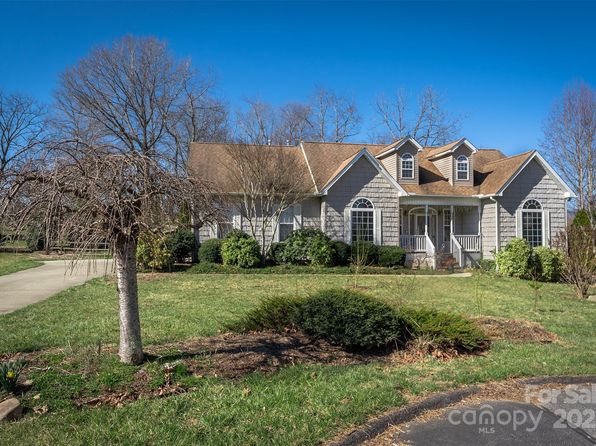 415 Kingfisher Ln, Mills River, NC 28759