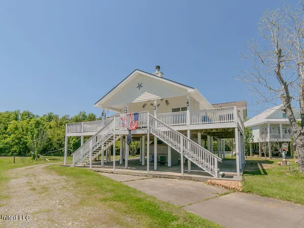 121 Vacation Ln, Waveland, MS 39576