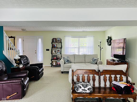 3rd image of 932 Eagle Brook Cir