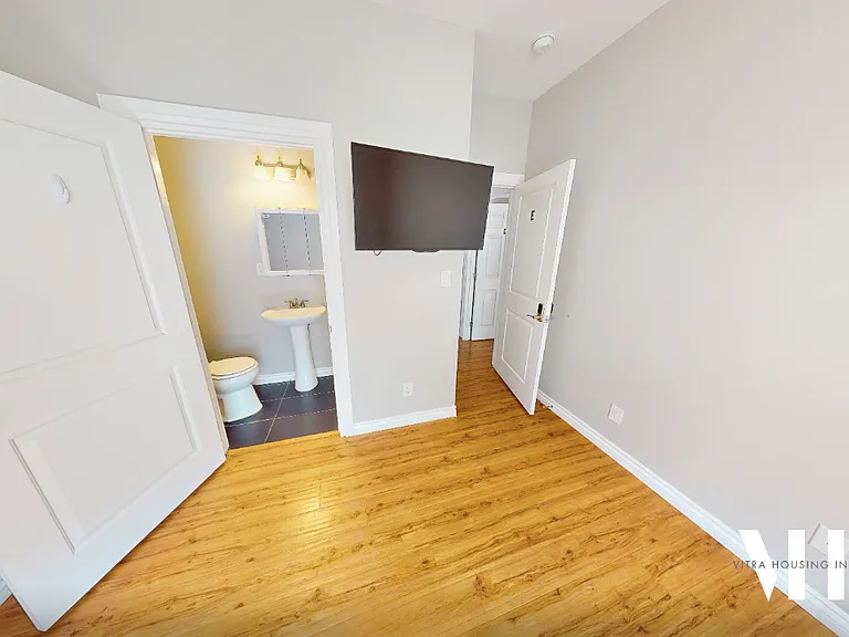 2350 Portland St — Photo 7