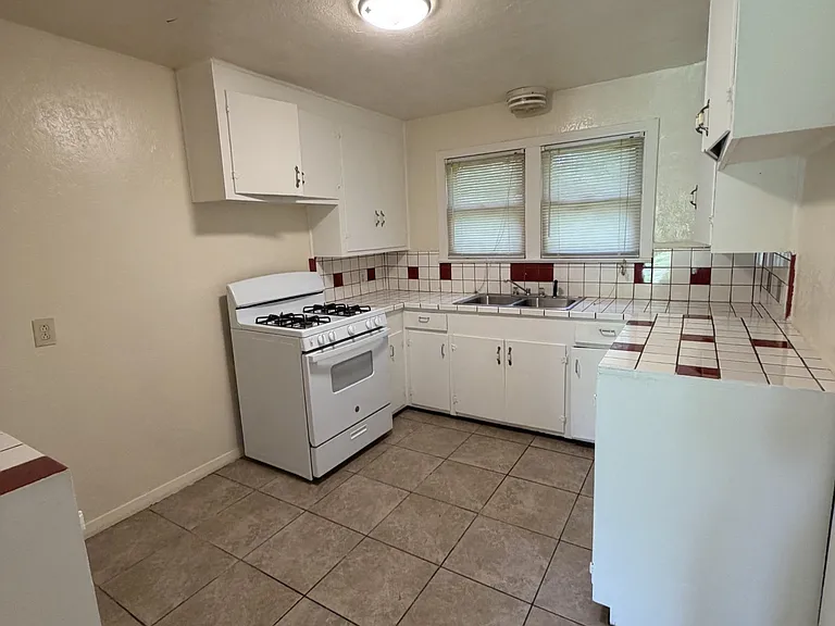 945 Trinidad St — Photo 3