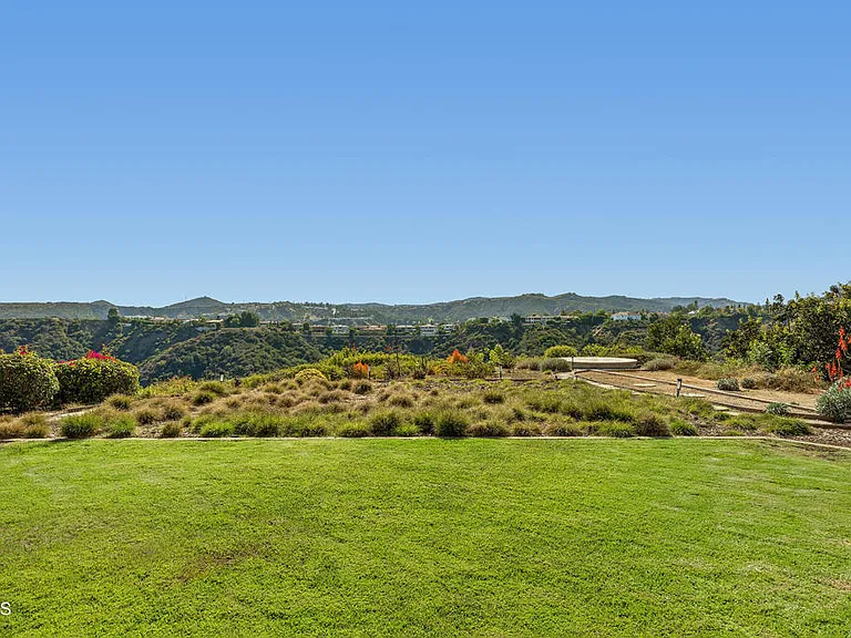 2075 Linda Flora Dr — Photo 24