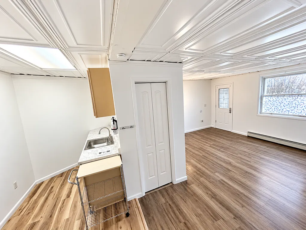 Spacious Studio - Utilities Included! — Photo 2