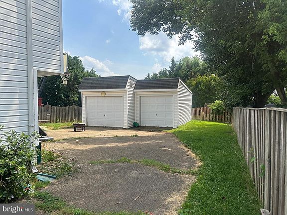 4th image of 736 Sunnyfield Ln