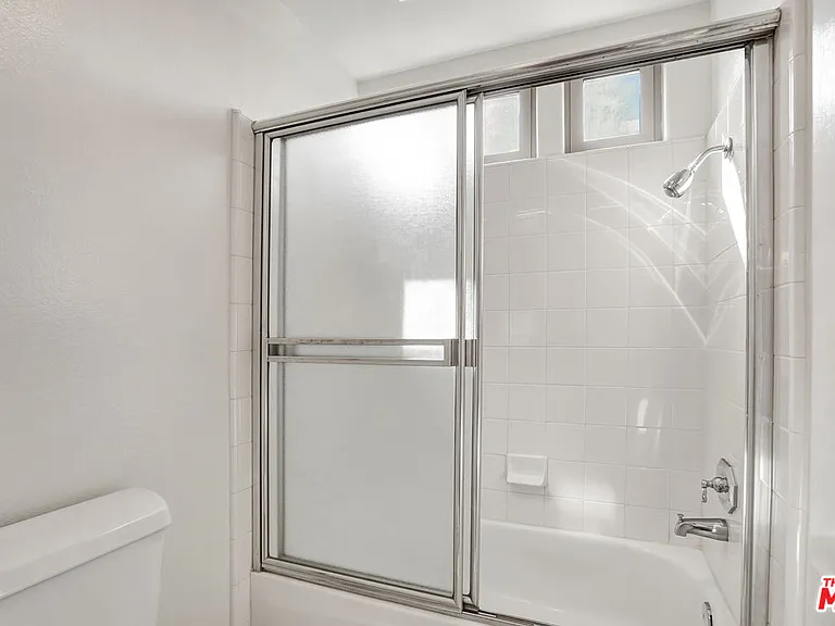14101 Dickens St #10 — Photo 32