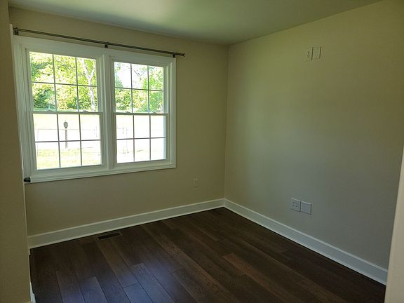 4th image of 580 Harmon St