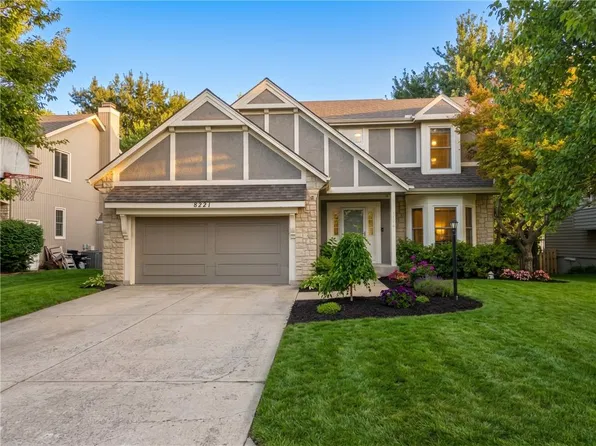8221 W 152nd Ter, Overland Park, KS 66223