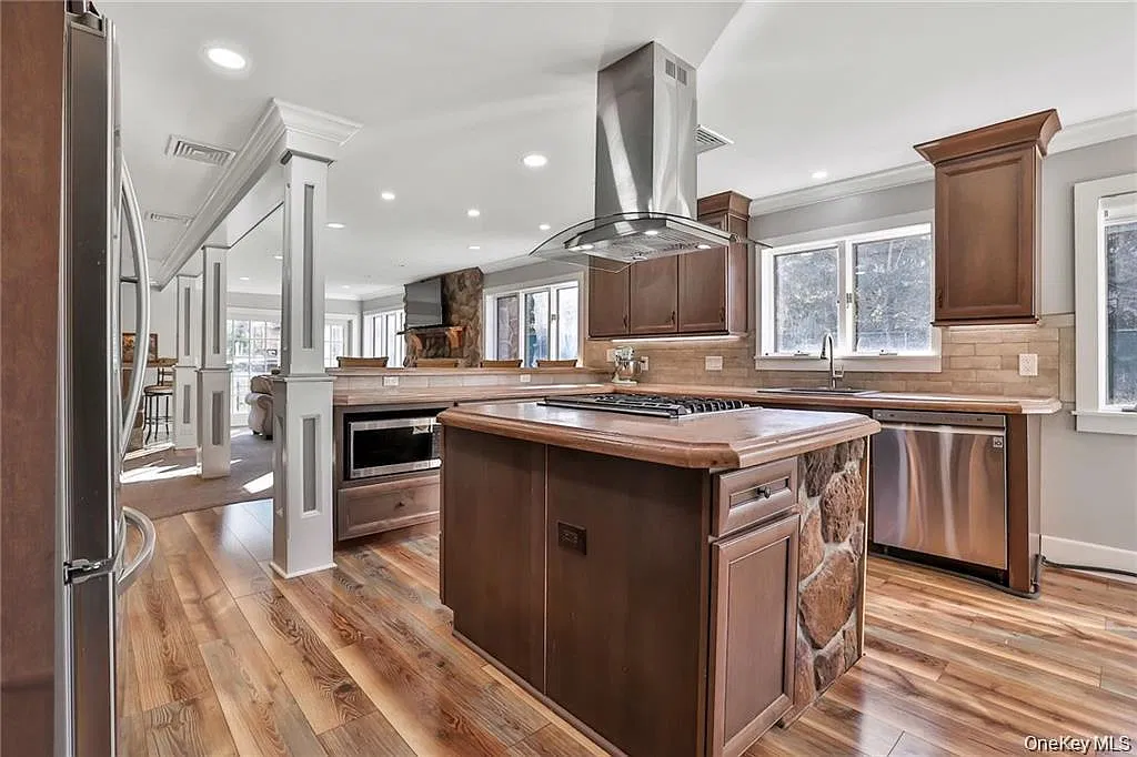 5 bed, 3.0 bath, 3716 sqft, $9,500 — Photo 4