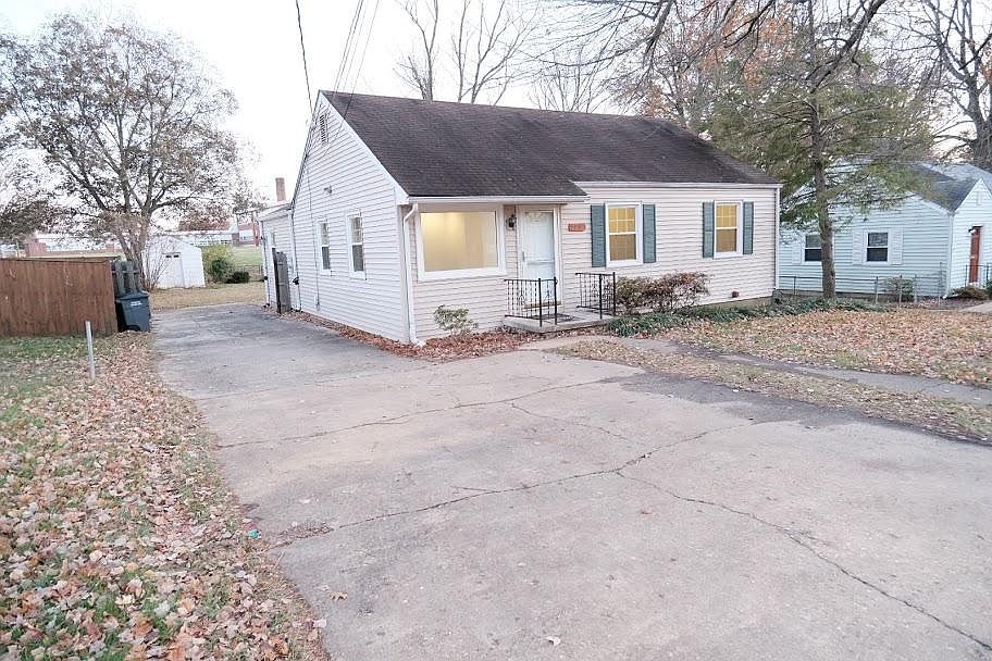The house includes a deep and wide driveway that can park 5 cars at least.