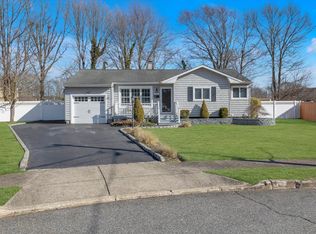10 Cinque Ct, Bayport, NY 11705