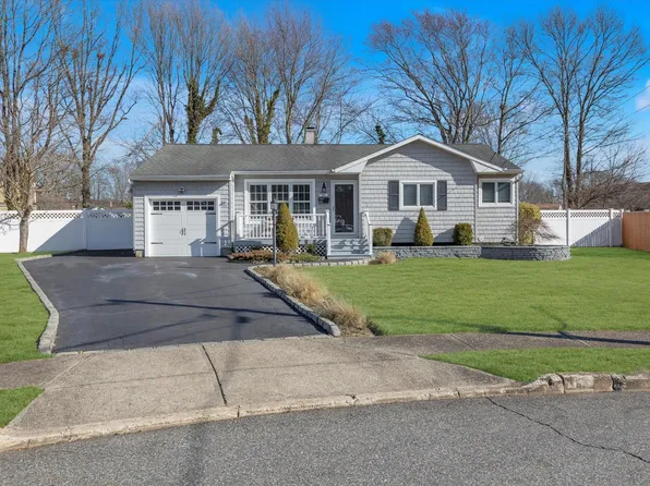 10 Cinque Court, Bayport, NY 11705