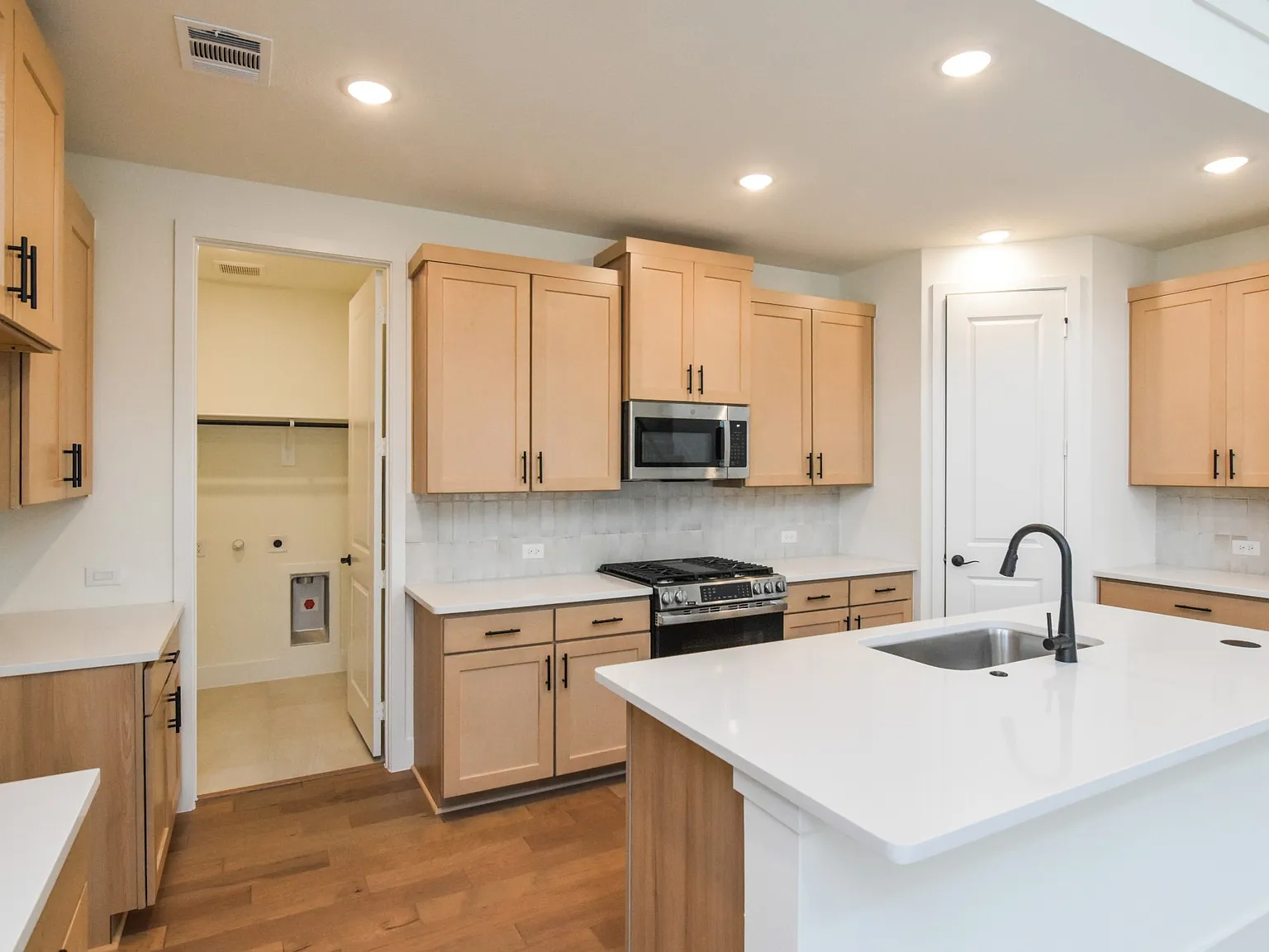 4 bed, 2493 sqft, $3,800 — Photo 3