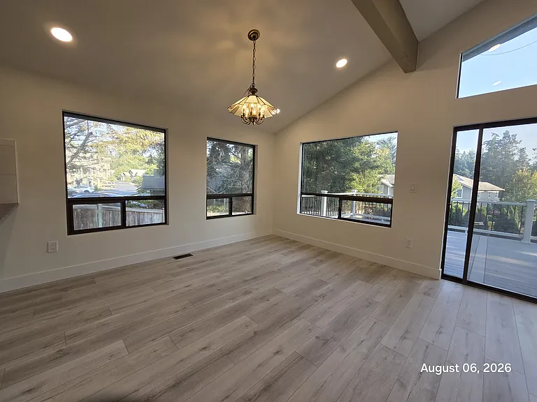 18654 NE 55th Way — Photo 4