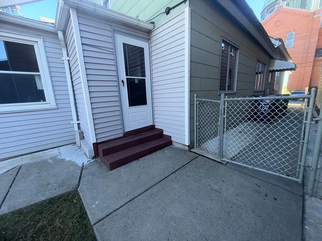 3 bed, 1.0 bath, 1932 sqft, $1,200 — Photo 2