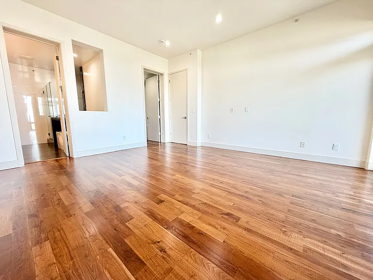 635 Burnett — Photo 11