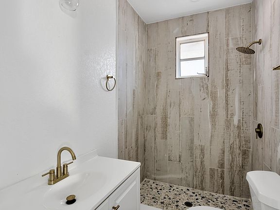 4th image of 610 Woodlawn St #1