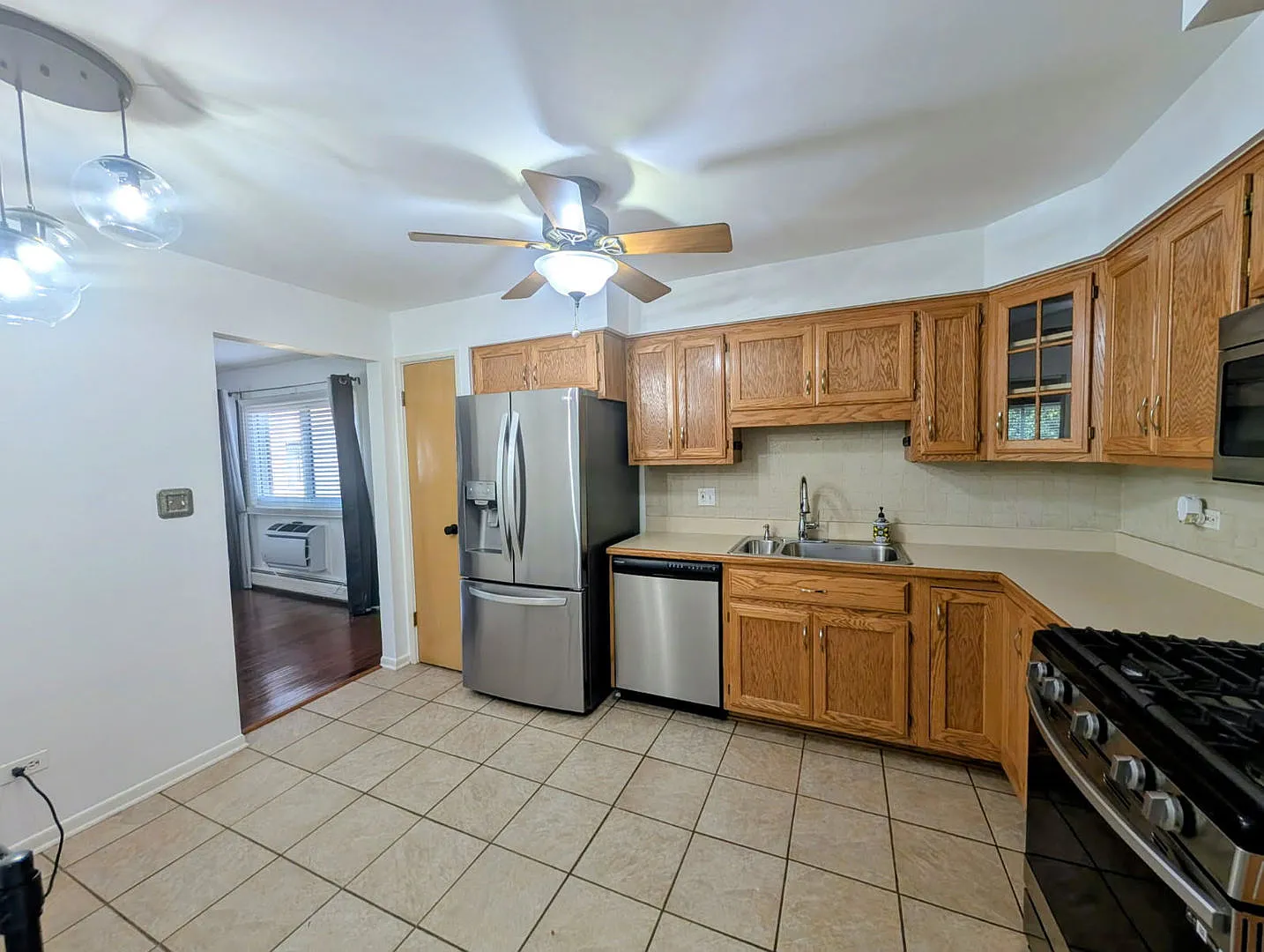 2 bed, 1.5 bath, 1100 sqft, $2,200 — Photo 3
