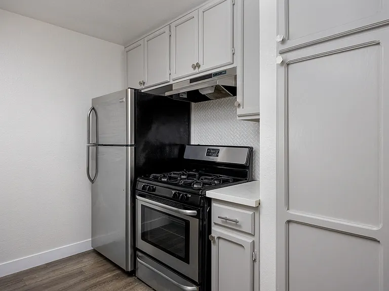 6021 Carlton Way — Photo 6