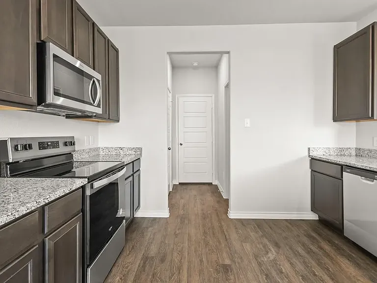 405 Sussex Dr — Photo 3