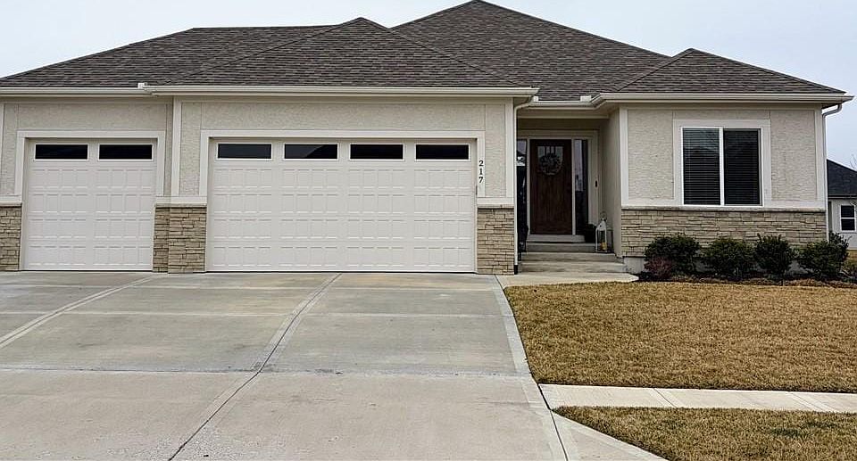 1st image of 217 SW Davenport Dr