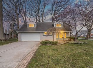 16095 Fairlane Dr, Livonia, MI 48154